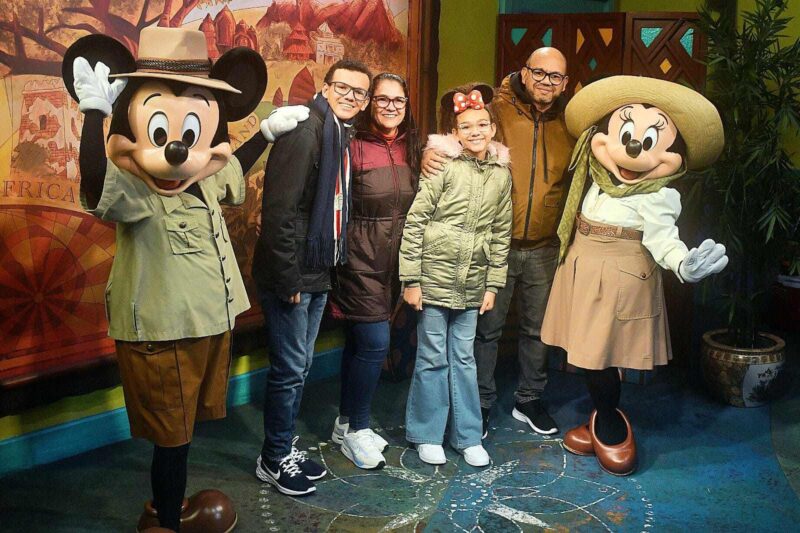 Família tirando foto com o Mickey e a Minnie na Disney, em Orlando