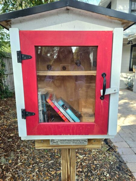 Biblioteca de rua com livros gratuitos à base de troca em Orlando, Florida