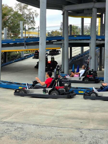 Jovem andando de kart no Old Town, Kissimmee, Florida