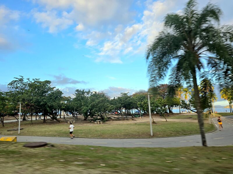 Pessoa correndo no Aterro do Flamengo, Rio de Janeiro