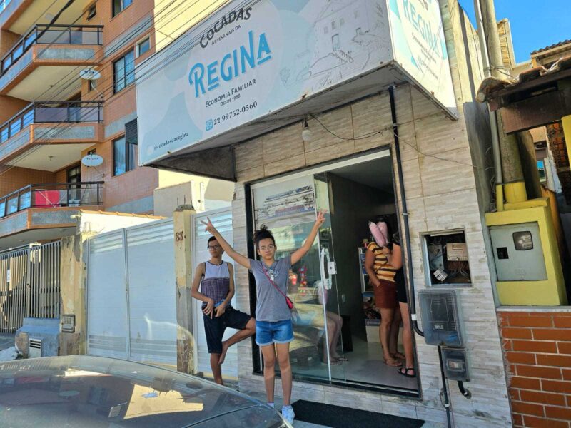 Menina em frente a uma loja de cocadas em Saquarema, RJ