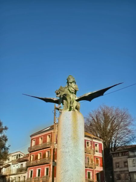 Estátua “A Fada e o Dragão”, Vigo, Espanha