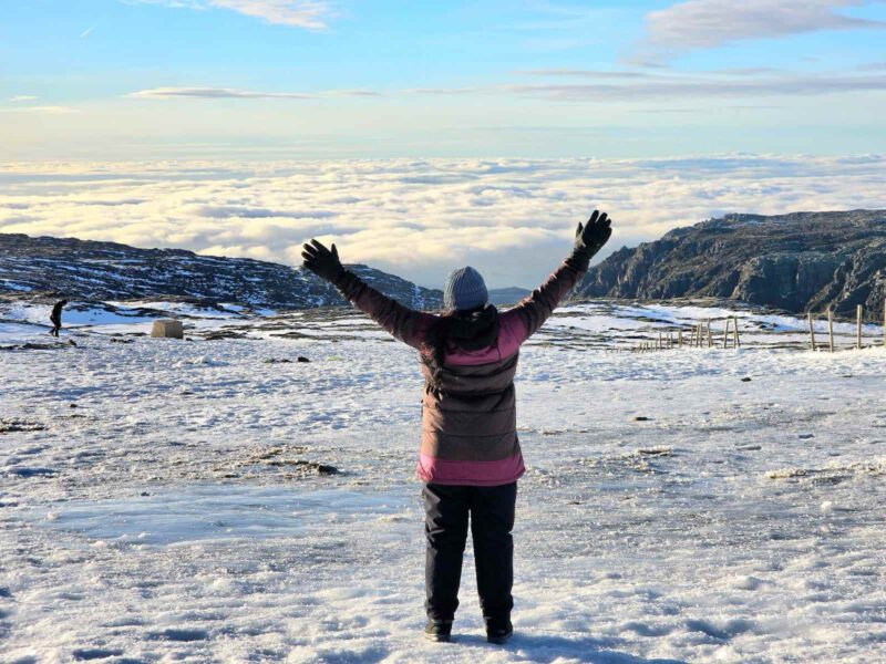 Mulher na Serra da Estrela, em Portugal, na neve