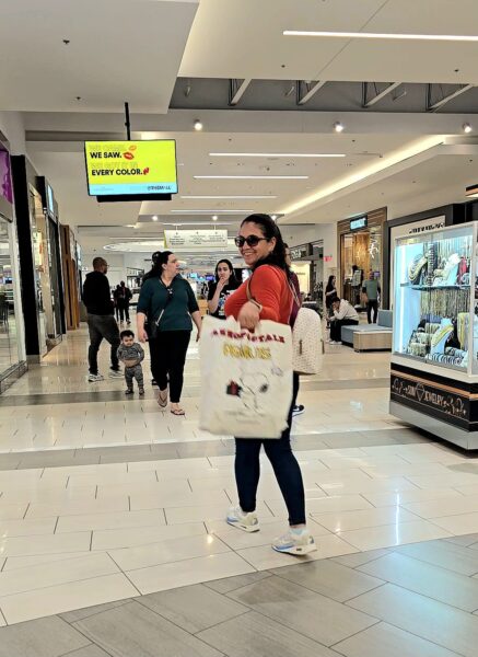 Pessoa no shopping fazendo compras