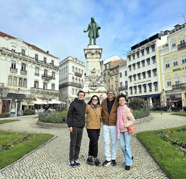 Família em uma praça em Coimbra