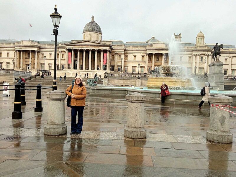 Mulher na frente da National Gallery, em Londres